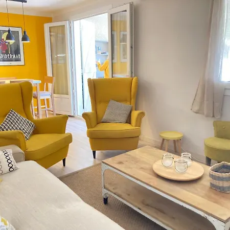 Maison De Face A La Villa *