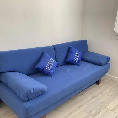 Maison De Face A La Villa *