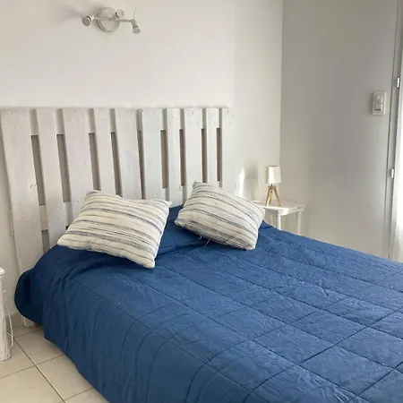 Maison De Face A La