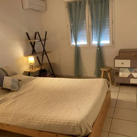 Maison De Face A La Villa *