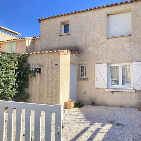 Maison De Face A La Villa *